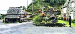 le couderc de Milhac: four, lavoir, croix, fontaine, abreuvoir.
